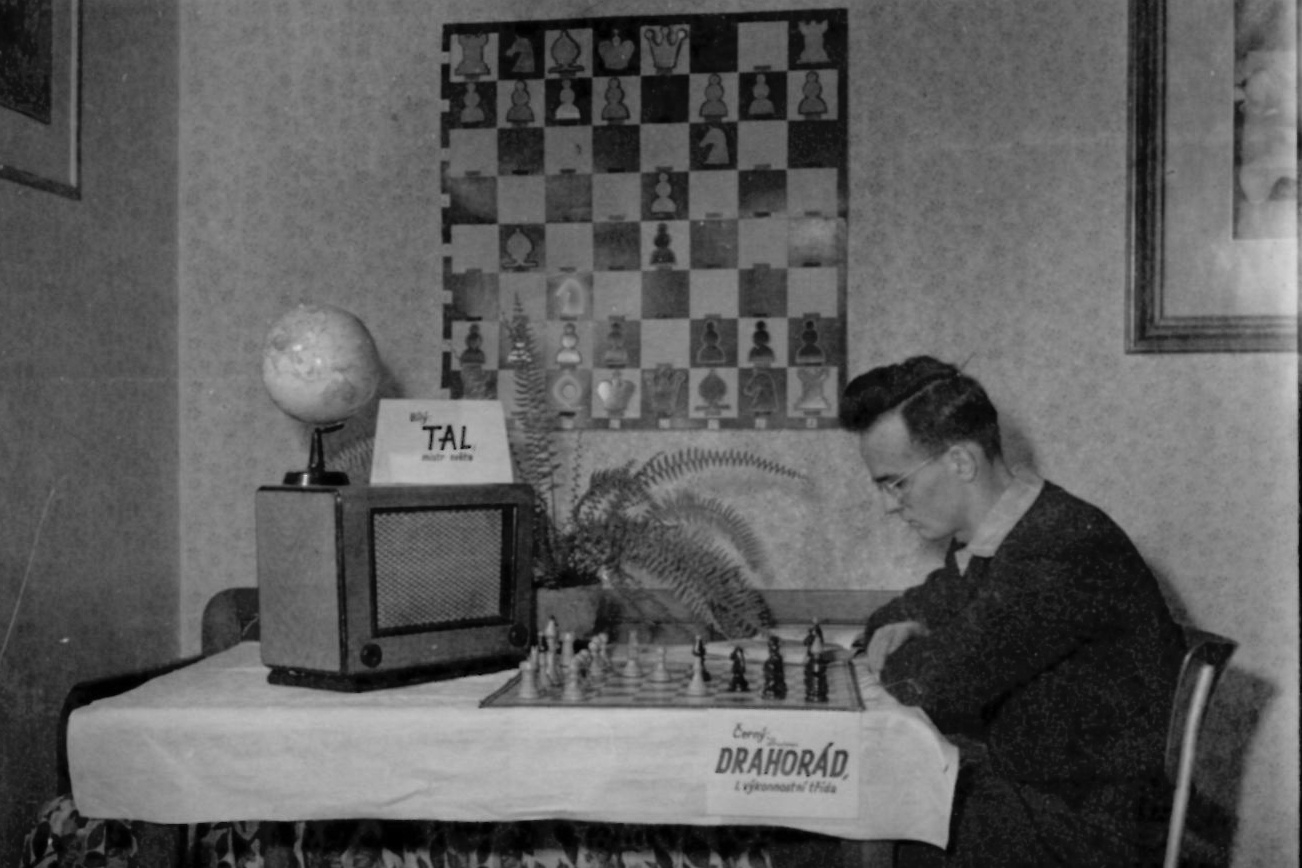 Tehdej�� student SVV� (dnes Gymn�zium) Stanislav Drahor�d sed� ve sborovn� �koly a p�em��l� nad �achovnic�, jak� tah poslat mistru sv�ta Talovi