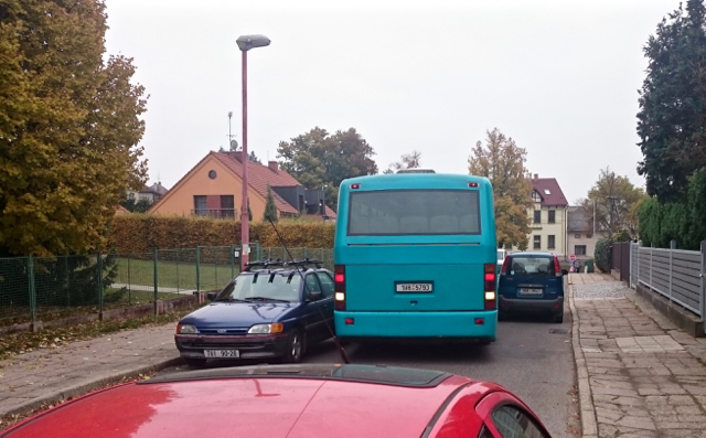 autobus mezi auty slune�n�