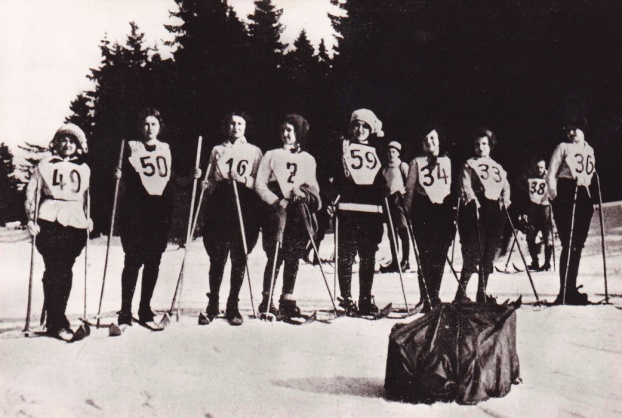Skupina zvodnic - bky pi zvodech na piku na umav v roce 1912.