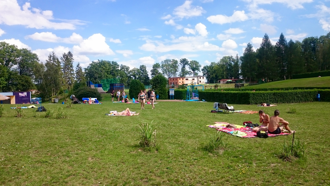 Travnat� pl� bez st�nu - z�kaz kou�en�