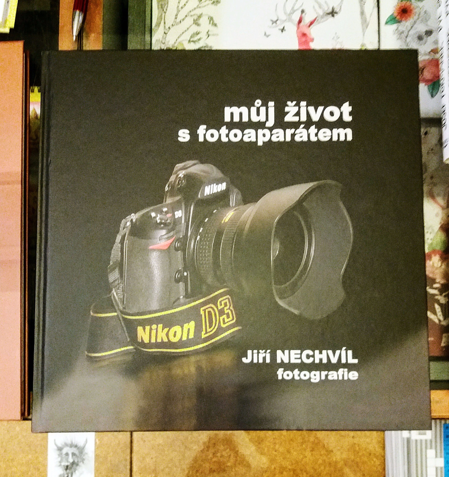 Pan Ji Nechvl, krlovedvork, kniha je prez jeho tvorbou. ada ndhernch fotografi pehrady Les Krlovstv, ale tak akty a dal autorova tvorba.