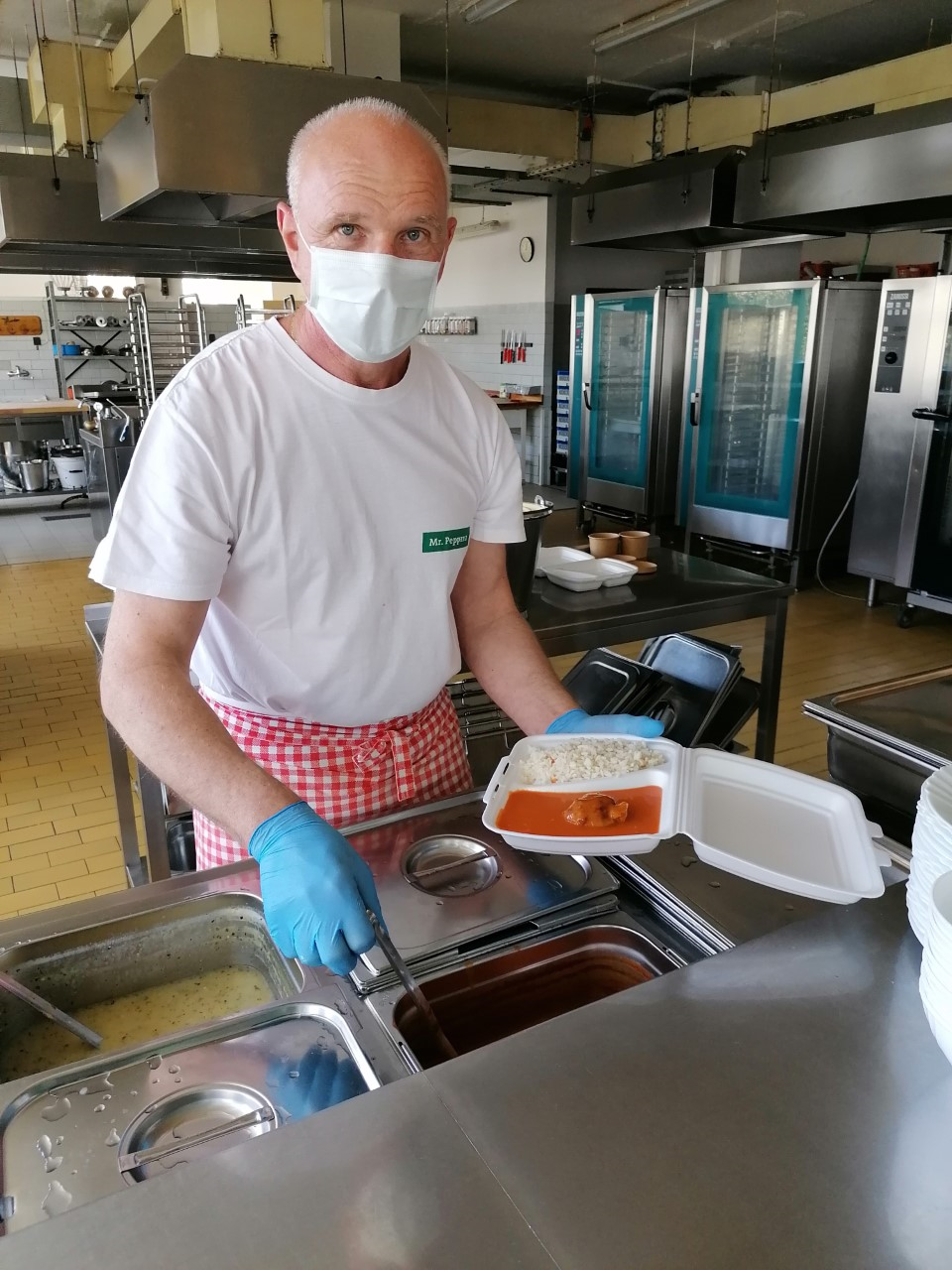 Školní jídelna ZŠ Schulzovy sady obnovila obědy pro veřejnost