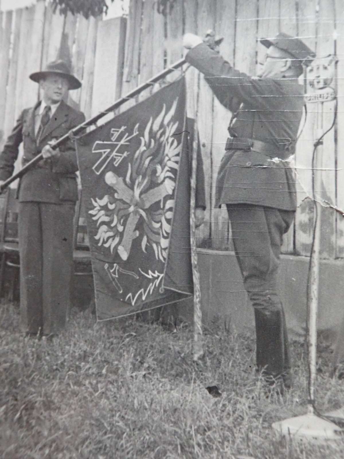 Velikou skautkou slavnost bylo v roce 1946 optovn pedn stuh k vlajce naeho stediska. Stuhy vnovaly Jednota sl. Obce legionsk, odboka Svazu sl. Dstojnk a Nrodn garda